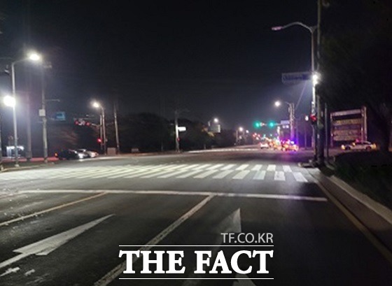 2일 오후 9시 40분쯤 부산 강서구 신호동에 있는 한 교차로에서 20대 남성 A 씨가 몰던 오토바이가 갑자기 중심을 잃고 도로 연석과 이정표를 연달아 들이받고 숨졌다. /부산경찰청 제공.