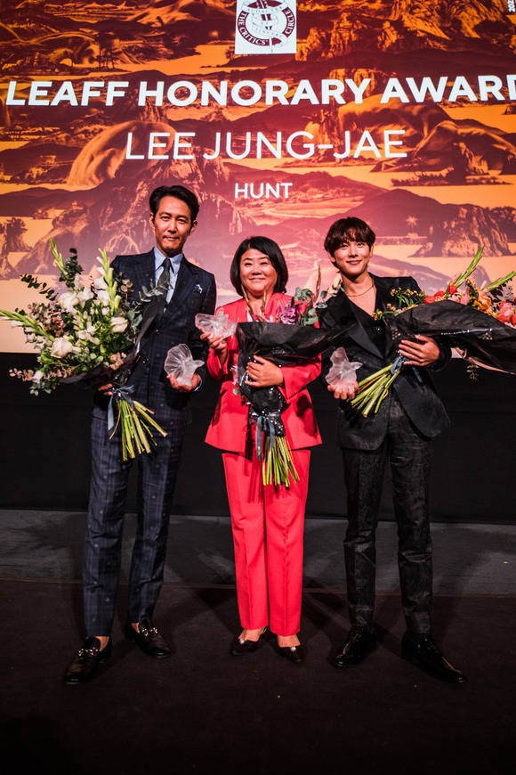 Lee Jung-jae Lee Jung-eun poses at the awards ceremony held in conjunction with the opening ceremony of the 7th London Asian Film Festival in London, England, on June 16 (local time). /Courtesy of London Asian Film Festival Organizing Committee