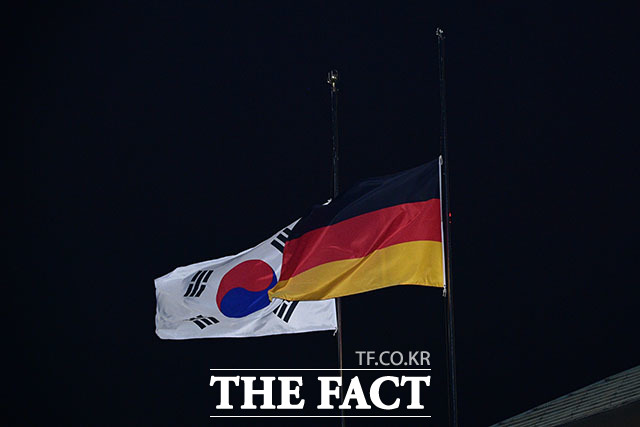 이날 독일 대통령의 방한을 앞두고 서울공항에 한국과 독일의 국기가 조기 게양돼 있다.
