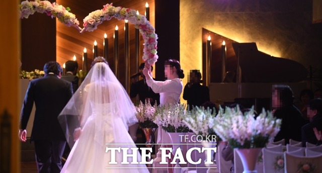 한국경제연구원에 따르면 정규직은 한 해 동안 100명 중 5.06명이 결혼하는 것으로 집계됐다. 사진은 기사와 무관 /더팩트 DB