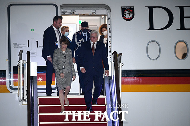 프랑크 발터 슈타인마이어 독일 대통령과 부인 엘케 뷔덴벤더 여사가 3일 오후 경기도 성남시 서울공항에 도착하고 있다. /성남=남윤호 기자