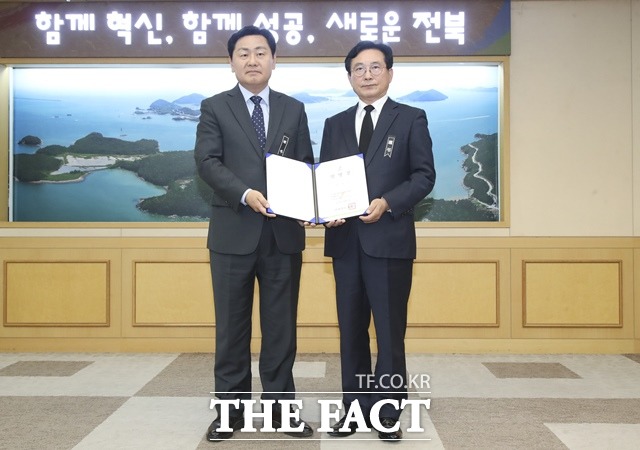 김관영 전북도지사(왼쪽)가 3일 서경석 전북개발공사 사장을 임명했다. 사진=전북도