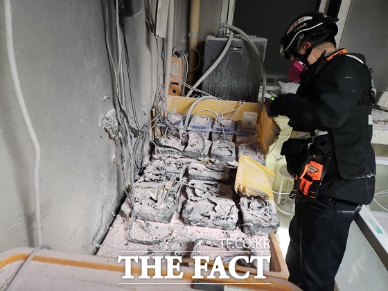 4일 오전 2시 23분쯤 부산 남구에 있는 부경대학교 2층 실험실에서 불이 났다./부산소방본부 제공.