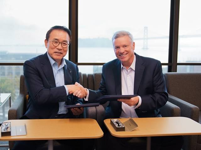 신한금융그룹과 비자는 데이터와 글로벌 비즈니스 관련 전략적 파트너십을 구축하기로 했다. 조용병 신한금융그룹 회장(사진 왼쪽)과 알 켈리 비자 회장이 지난달 17일 미국 샌프란시스코에 위치한 비자 본사에서 양사 회장이 기념촬영을 하고 있다. /신한금융그룹 제공