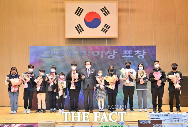 박홍률 전남 목포시장이 목포지역아동센터연합회가 주최한 제12회 ‘아이들 꿈 두드림’ 행사에 참석해 모범어린이상을 표창하고 기념촬영을 하고 있다./목포=홍정열 기자