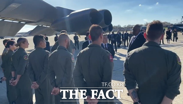 로이드 오스틴 미국 국방장관과 이종섭 한국 국방장관이 3일 미국 메릴랜드주 앤드루스 공군기지를 방문, B-52H 전략폭격기 앞에서 운용 요원들과 대화하고 있다./로이드 오스틴 트위터 캡쳐