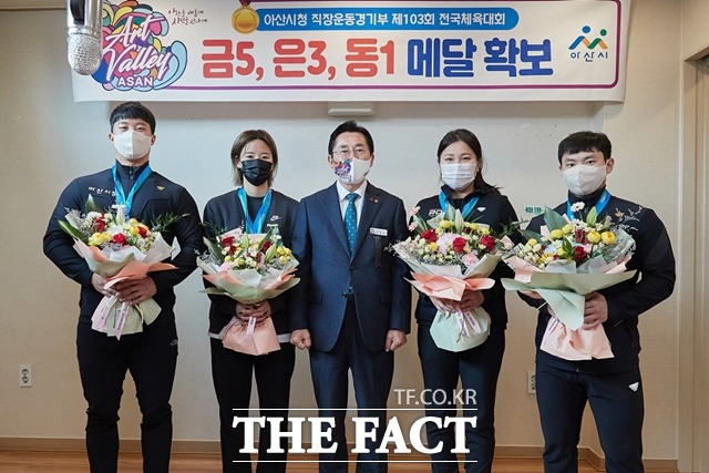 박경귀 아산시장이 전국체육대회에서 메달 9개를 획득한 아산시 선수단을 격려하고 있다. / 아산시 제공