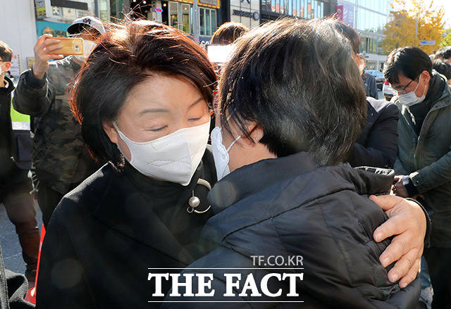 심상정 정의당 의원이 5일 오후 서울 용산구 이태원역 1번출구에 마련된 이태원 참사 추모공간을 찾아 유가족을 만나 위로하고 있다.