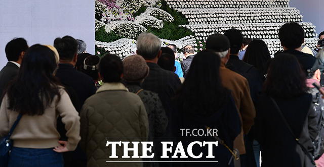 지난달 31일 오후 서울 중구 서울광장에 마련된 이태원 압사사고 희생자 합동분향소를 찾은 시민들이 조의를 표하고 있다. /이동률 기자