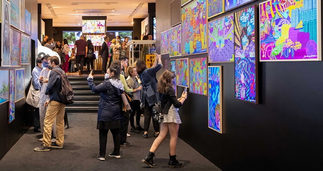 홍콩 대형 쇼핑몰 하이산 플레이스에 위치한 샤우트 갤러리를 찾은 관람객들이 인기 작가들의 디지털 아트 작품을 감상하고 있는 모습. /삼성전자 제공