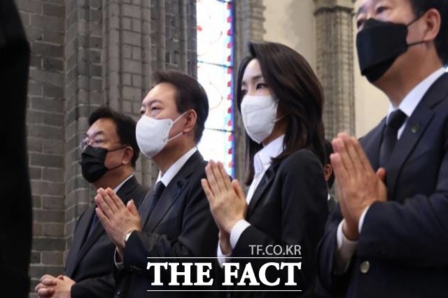윤석열 대통령이 6일 낮 12시 서울 명동성당에서 열린 이태원 참사 희생자 추모미사에 참석해 있다. /뉴시스