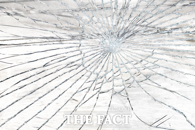 골프채로 주차된 차량 6대의 앞 유리를 마구 내리쳐 부순 혐의로 재판에 넘겨진 60대가 징역 5개월을 선고받았다.광주=이병석 기자 (사진은 기사와 무관함 / 픽사베이)