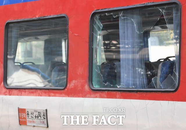 무궁화호 열차 탈선사고가 발생한 가운데 7일 오후 서울 영등포구 영등포역 플랫폼에 들어선 사고 열차의 유리창이 깨져 있다. /박헌우 인턴기자