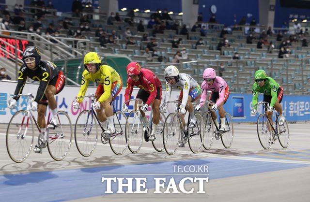 광명스피돔에서 특선급 선수들이 경주를 펼치고 있다./경주사업총괄본부 제공
