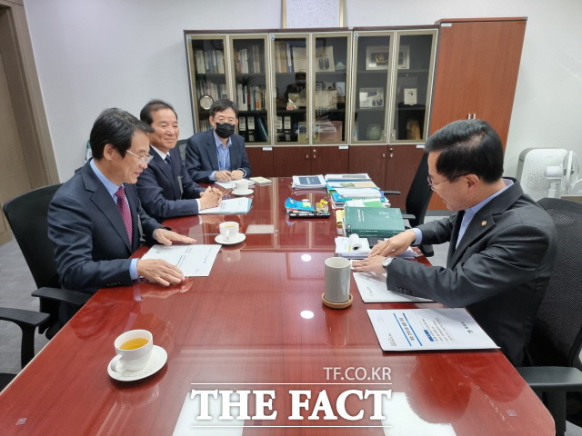 강진원 강진군수가 국회 방문를 방문해 국비 증액 건의에 나섰다/강진군 제공