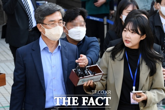 서해 공무원 피격 사건과 관련해 진상을 은폐한 의혹으로 구속된 서욱(왼쪽) 전 국방부 장관이 법원에 구속적부심을 신청한 것으로 파악됐다. /남용희 기자