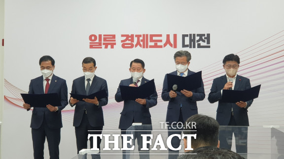 박희조 동구청장, 김광신 중구청장, 서철모 서구청장, 정용래 유성구청장, 최충규 대덕구청장이 7일 시청에서 방사청 대전 이전 정상 추진 촉구 성명서를 낭독하고 있다. / 대전=최영규 기자