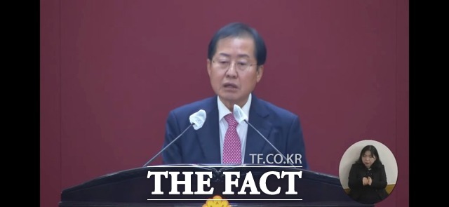 최근 북한이 탄도미사일을 발사한 것에 대해 홍준표 대구시장이 자강이 해법이라며 핵균형 정책으로 자존의 길을 찾아야 한다고 주장했다. 7일 오전 대구시의회 본회의에서 홍준표 시장이 시정연설을 하고 있다 / 대구시의회