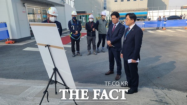 충북도 김명규 경제부지사는 7일 SK하이닉스 M15X 공사 현장과 M17 예정 부지를 찾아 투자 애로사항을 청취했다. /충북도.