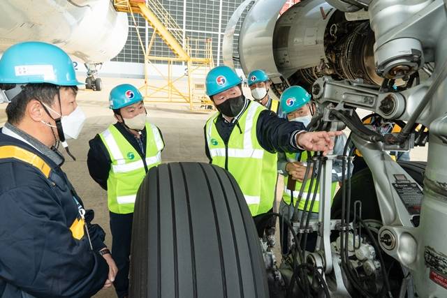 우기홍 대한항공 사장(왼쪽에서 세 번째)이 7일 A330 기종 특별 정밀점검 현장에서 직원들과 항공기를 살펴보고 있다. /대한항공 제공