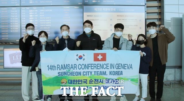 노관규 순천시장 등 유럽을 방문하는 일행이 출국에 앞서 기념사진을 남겼다. /순천시 제공