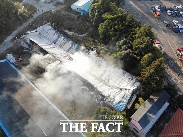 7일 오전 제주 애월읍 소재 양계장에서 화재가 발생, 1개 동이 전소되며 내부에 있던 병아리 1만여마리가 폐사하는 피해가 발생했다./제주서부소방서 제공