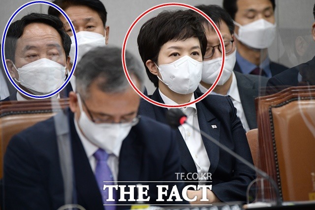 김은혜 대통령실 홍보수석과 강승규 시민사회수석이 8일 국회 운영위원회 대통령실 국정감사 중 이태원 참사 등을 다루는 질의응답 중 웃기고 있네라는 필담을 주고받은 것이 드러나 퇴장 조치됐다. /남윤호 기자