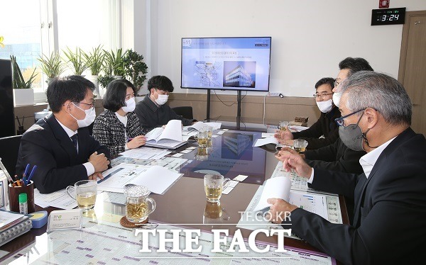 태국 소재 세계적인 글로벌 기업인 하나마이크로일렉트로닉 데이비드 리차드 한 회장이 8일 투자를 위해 충북 청주시를 방문했다. /청주시.