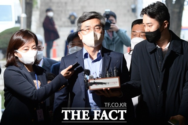 직권남용권리행사방해 혐의를 받는 서욱(사진) 전 국방부 장관이 지난달 21일 오전 서울 서초구 서울중앙지방법원에서 열린 영장실질심사에 출석하고 있다. /남윤호 기자