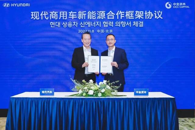 이혁준 현대차그룹 중국 유한공사(HMGC) 전무와 쉬중차오 CCM 총경리가 8일 베이징 왕징 하얏트 리젠시 호텔에서 중국 상용 사업 활성화를 위한 업무협약(MOU)를 체결하고 기념촬영을 하고 있다. /현대자동차그룹 제공