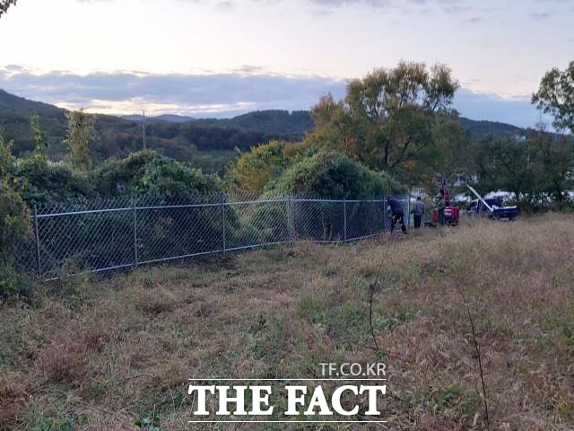 포항시가 야생동물 피해방지 사업을 하면서 철망 울타리 전문 업체 한곳에 몰아주기를 했다는 의혹이 제기되고 있다. 농가에 철망 울타리를 설치하고 있는 모습./독자 제공