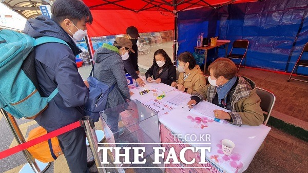 충북 증평군은 오는 13일까지 ‘더불어 행복한 증평장뜰시장 페이백 행사’를 연다. 사진은 행사 모습. /증평군.