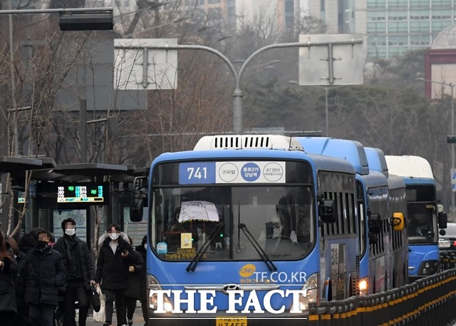 서울시가 연말 심야 택시 공급을 현재 2만 대에서 2만7000대 수준으로 늘려 승차난 해소에 나선다. /더팩트 DB