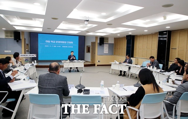 하동지역 학교운영위원장 하승철 군수와 간담회를 갖고 있다./하동군 제공