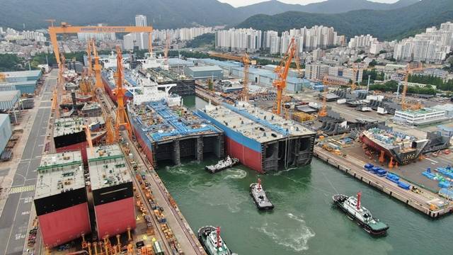한국 조선업계가 올해 10월 세계 선박 수주량에서 1위 자리를 중국에 빼앗겼다. 사진은 대우조선해양 옥포조선소 1도크에서 선박이 진수되고 있는 모습.(기사 내용과 무관) /대우조선해양 제공