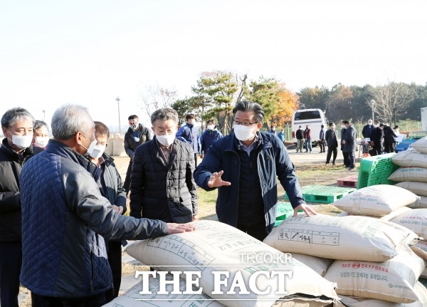 정용래 유성구청장(앞줄 왼쪽 두 번째)이 공공비축미곡·시장격리곡 매입 현장에서 농민들의 애로사항을 듣고 있다. / 유성구청 제공