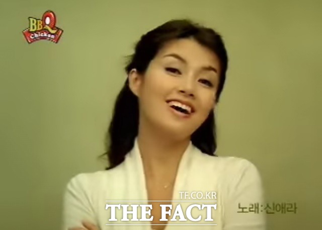 2006년 배우 신애라 씨가 BBQ CM송을 부르는 모습. /유튜브 화면 캠쳐