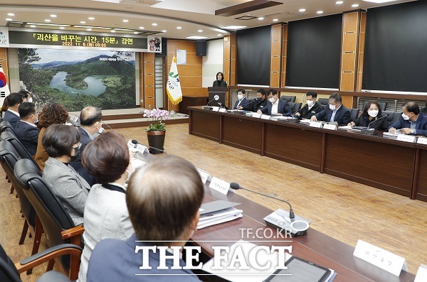 충북 괴산군은 8일 간부공무원을 대상으로 ‘괴산을 바꾸는 시간 15분(괴‧바‧시 15)’ 첫 강연을 했다. /괴산군.