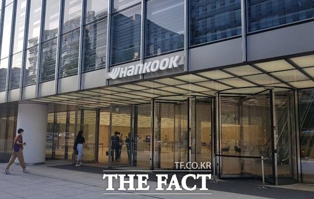 공정거래위원회는 한국타이어앤테크놀로지(한국타이어)가 한국프리시전웍스(MKT)로부터 타이어몰드를 고가로 구매한 행위에 대해 시정명령과 과징금 80억 원을 부과했다. /뉴시스