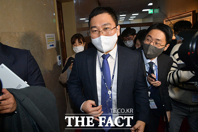 검찰 관계자가 김진표 국회의장실을 나서고 있다.