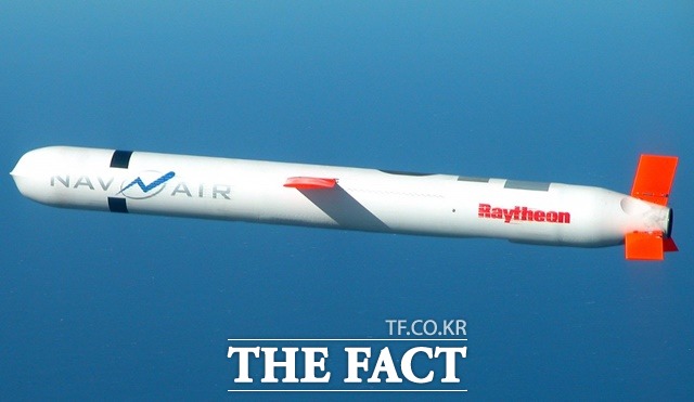 일본이 차기 이지스함 2척에 탑재하기 위해 도입을 추진하고 있는 것과 동일 종류의 토마호크 순항미사일이 날아가고 있다./레이시온