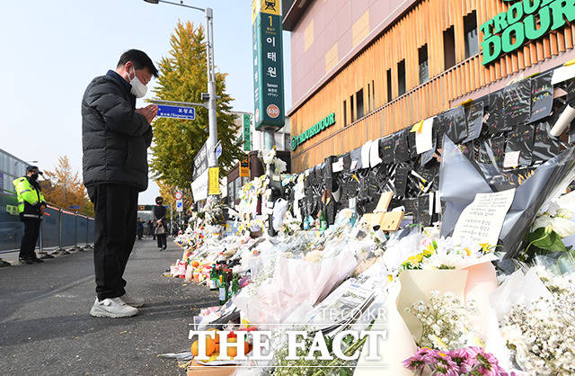 9일 오전 서울 용산구 이태원 참사를 기리는 추모현장을 찾은 시민이 희생자들을 추모하고 있다. /박헌우 인턴기자