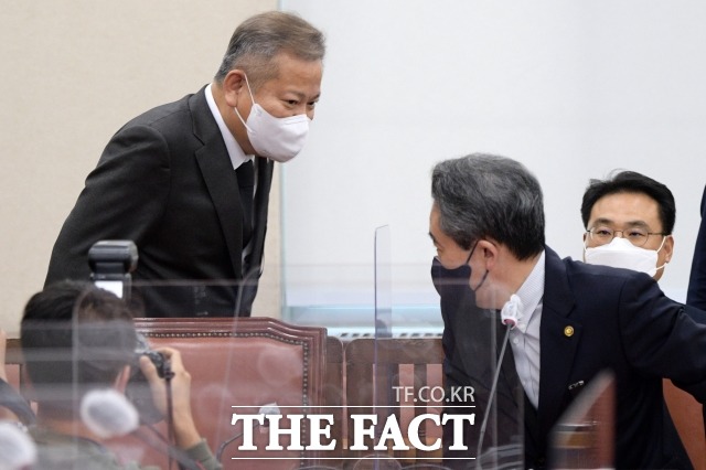 서울 이태원 참사를 수사 중인 경찰청 특별수사본부(특수본)가 최근 경찰청장실 등 압수수색 과정에서 행정안전부가 빠진 것을 놓고 향후 판단하겠다고 밝혔다. 왼쪽부터 이상민 행안부 장관과 윤희근 경찰청장. /남윤호 기자