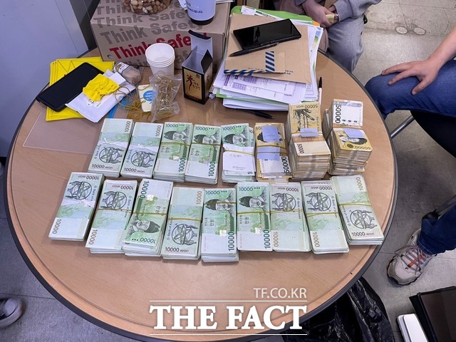 성매매 알선 사무실 금고에서 발견된 현금 7000만원의 압수물. /의정부경찰서 제공