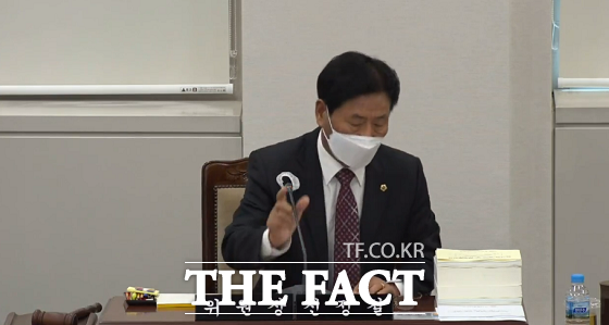 부산시교육감의 증인 선서를 두고 생긴 이견이 끝내 시교육청 행정사무감사 파행으로 이어졌는데, 부산시교육청의 군기 잡기가 아니냐는 고까운 시선도 나온다. /제310회 정례회 제3차 교육위원회 영상 캡처.