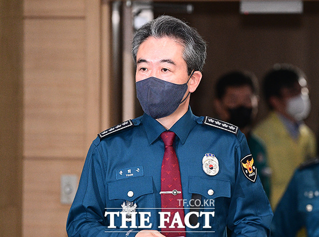 윤희근 경찰청장이 3일 오전 서울 종로구 정부서울청사에서 열린 이태원 압사사고 관련 중앙재난안전대책본부 회의에 참석하고 있다./이동률 기자