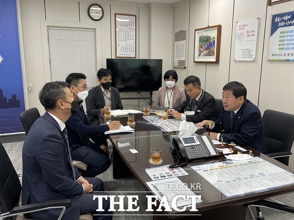 충북 증평군과 충북지방중소벤처기업청은 9일 간담회를 열고 기업‧소상공인 지원과 전통시장 활성화 방안, 지식산업센터 건립 지원 등을 논의했다. /증평군.