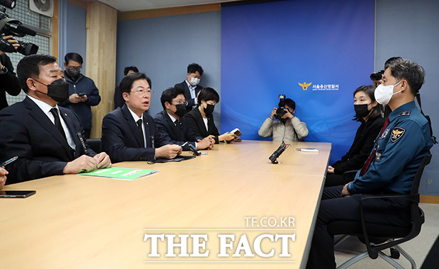 이만희 국민의힘 이태원사고조사및안전대책위원장(왼쪽 두번째)이 9일 오후 서울 용산경찰서를 방문해 임현규 용산경찰서장과 대화를 하고 있다./국회사진취재단