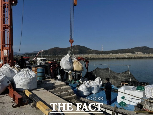 완도군이 해조류 부산물 재활용 사업을 추진하고 있다(해조류 부산물 어가에 공급하는 모습)/완도군 제공