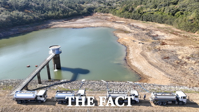 급수차를 이용해 완도군 소안면 미라제에 물을 보충하는 모습/완도군 제공